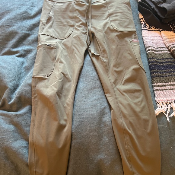 FIGS High Waisted Seville Scrub Legging in Moss - Picture 3 of 8